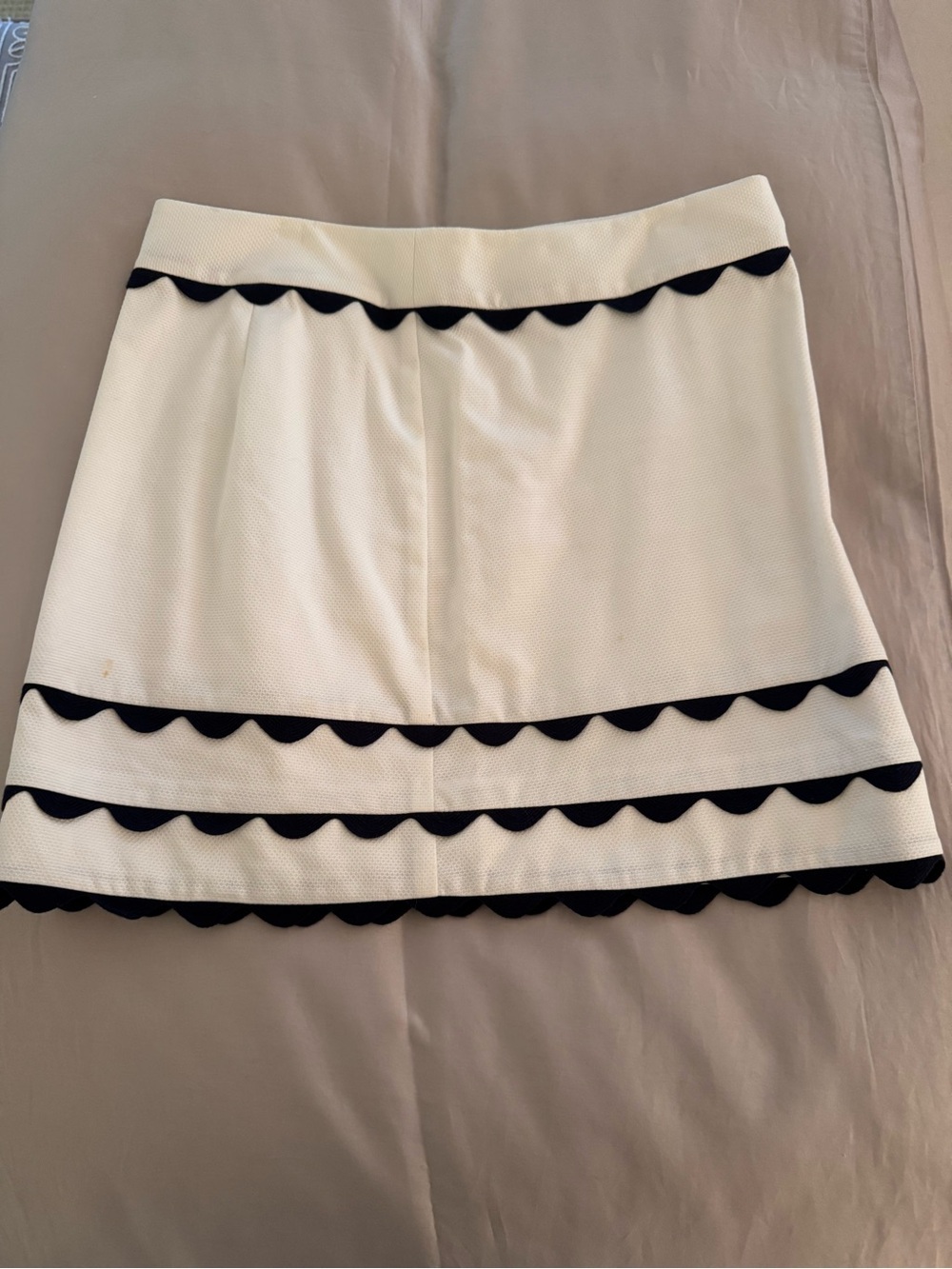 Vineyard Vines White Skirt with Navy Scallop Trim, size 2